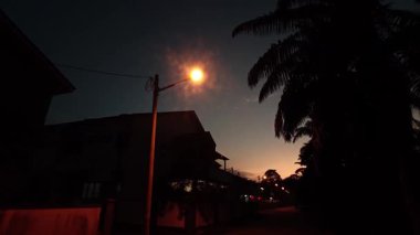 Gece vakti sokak lambasının ışıkları yerleşim yerini aydınlatıyor..