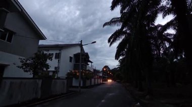 Gece vakti sokak lambasının ışıkları yerleşim yerini aydınlatıyor..