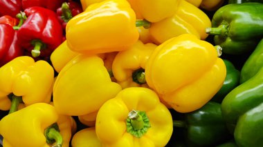 Yakın çekim bir demet taze renkli biber sebzesi.