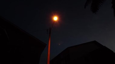 Mahalle caddesini aydınlatan gece manzarası.. 