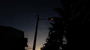 Mahalle caddesini aydınlatan gece manzarası.. 