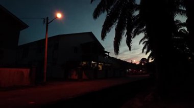 Mahalle caddesini aydınlatan gece manzarası.. 