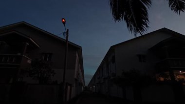 Mahalle caddesini aydınlatan gece manzarası.. 