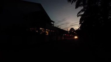 Mahalle caddesini aydınlatan gece manzarası.. 