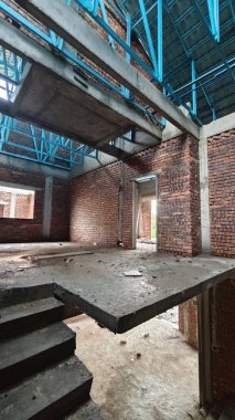 Tavan inşaatının tepesinde çatı kirişleri olan hafif alüminyum çelik kirişe bakıyorum..