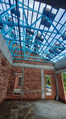 Tavan inşaatının tepesinde çatı kirişleri olan hafif alüminyum çelik kirişe bakıyorum..