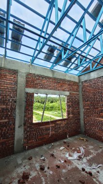 Tavan inşaatının tepesinde çatı kirişleri olan hafif alüminyum çelik kirişe bakıyorum..