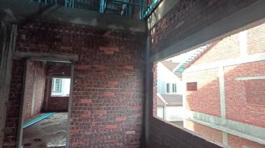 Tavan inşaatının tepesinde çatı kirişleri olan hafif alüminyum çelik kirişe bakıyorum..