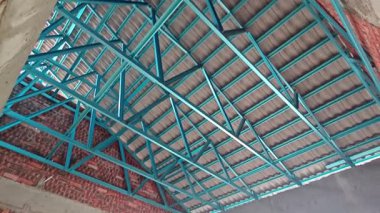 Tavan inşaatının tepesinde çatı kirişleri olan hafif alüminyum çelik kirişe bakıyorum..