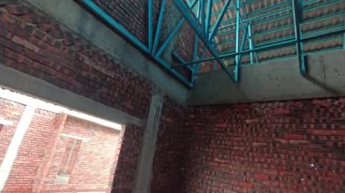 Tavan inşaatının tepesinde çatı kirişleri olan hafif alüminyum çelik kirişe bakıyorum..