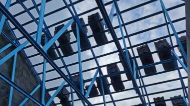 Tavan inşaatının tepesinde çatı kirişleri olan hafif alüminyum çelik kirişe bakıyorum..