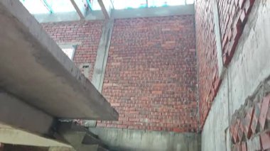 Tavan inşaatının tepesinde çatı kirişleri olan hafif alüminyum çelik kirişe bakıyorum..