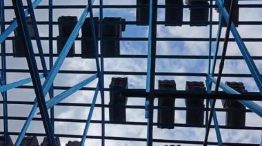 Tavan inşaatının tepesinde çatı kirişleri olan hafif alüminyum çelik kirişe bakıyorum..