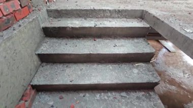 Tavan inşaatının tepesinde çatı kirişleri olan hafif alüminyum çelik kirişe bakıyorum..