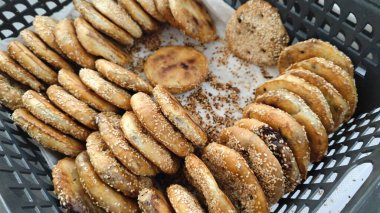 Sepette yeni pişmiş Foo Chow simidi..