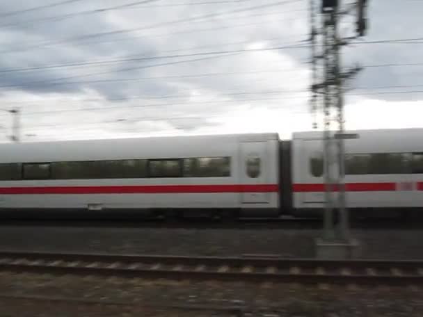 Schneller Eiszug Fährt Durch Einen Bahnhof — Stockvideo