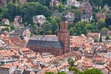 Tarihi şehir merkezindeki kilise kulesi