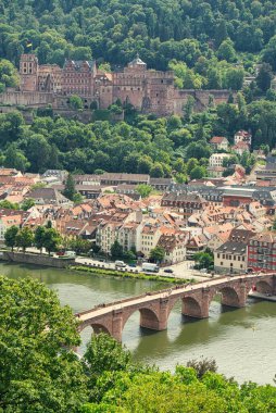 Nekar nehrinin üzerinde ünlü eski bir köprü.