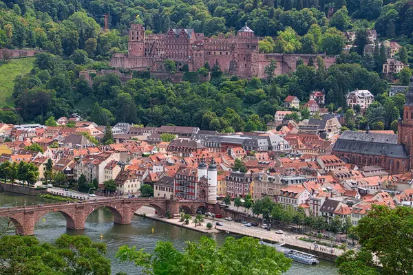 Heidelberg Şatosu tarihi şehir merkezinde.