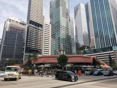 Singapur 'daki gökdelen binalarının önündeki Hawker yemek salonu.