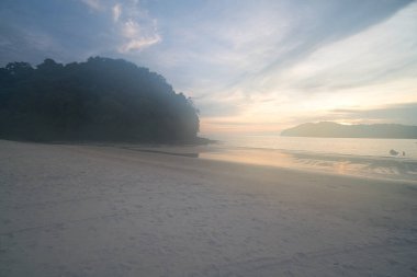 Langkawi sahilinde sisli bir gün doğumu.