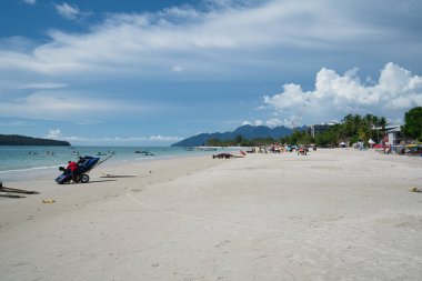 Beyaz kum ve kristal berrak su ile güzel langkawi plajı