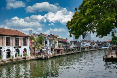 Malakka, Malezya 'daki nehirde evler