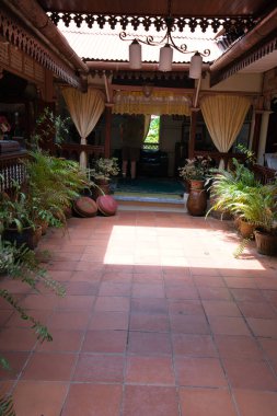 Avlu, Malezya 'nın eski, tipik bir malezya evinde.