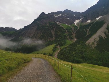 path to the fiderepass hut from mittelberg clipart