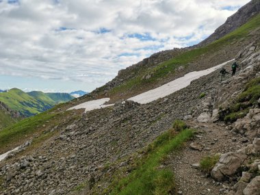 Fiderepass barakasının yakınındaki bir kar tarlasından geçiyor.