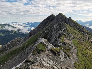 Alplerdeki güzel dağ vadisi Mindelheimer klettersteig yakınlarında.