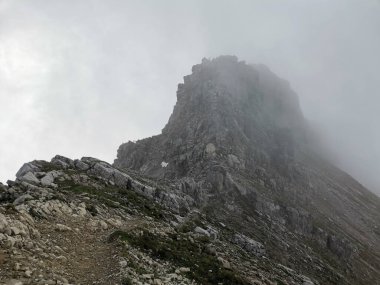 Mindelheimer bulutların üzerinde ferrata ile klettersteig yapıyor.