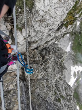 Ferrata üzerinden Mindelheimer Klettersteig, uçurumun üstündeki merdivenler.