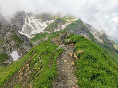 Dağların tepelerinde yürüyüş yolu