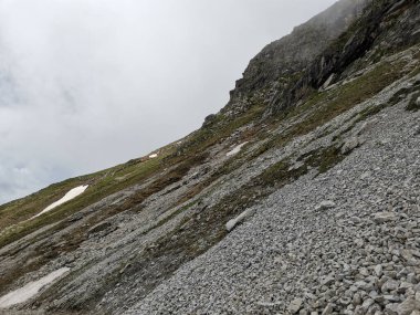 Uzaklardaki Bavyera Alpleri ve Oğlak Dağları 'ndaki güzel dağ manzaraları