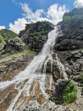 Mindelheimer kulübesi yakınlarındaki bir dağ vadisinde şelale.