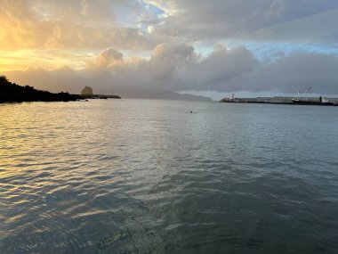 Pico 'nun günbatımında yüzmek doğal havuz açarcasının zıttıdır.