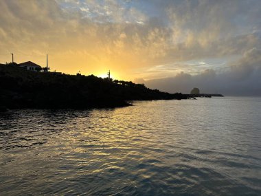 Pico 'nun günbatımında yüzmek doğal havuz açarcasının zıttıdır.