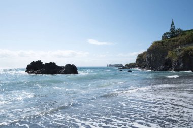 Sao Miguel Adası 'ndaki güzel sahil. Siyah kum ve Atlantik Okyanusu' nun yüksek dalgalarıyla.