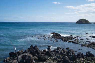 Sao Miguel Adası 'ndaki güzel sahil. Siyah kum ve Atlantik Okyanusu' nun yüksek dalgalarıyla.