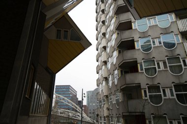 Rotterdam ikonik sarı küp evler