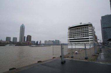 Rotterdam 'daki büyük McPreziosa yolcu gemisi.