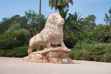 Bir berber aslanının heykeli.