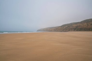 Asilah köyü yakınlarındaki Fas 'ta büyük bir cennet plajı.