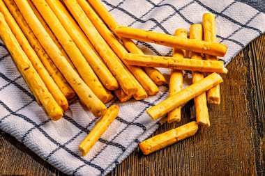 Kırsal peçetede susamlı ekmek çubukları