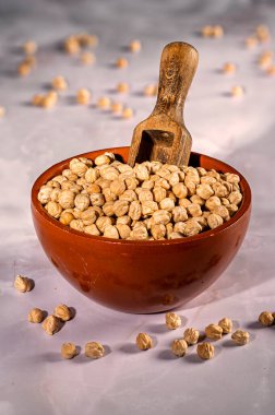 Çamur kasesi nohut ve ahşap kepçeyle dolu.