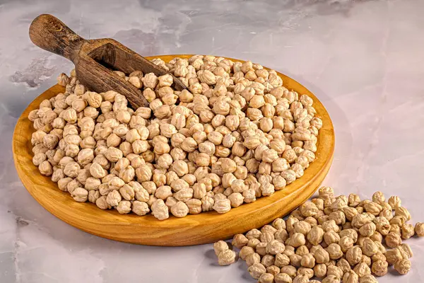 Tahta kepçeli çiğ nohut.