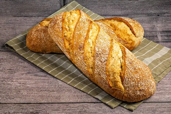 Kareli kumaş üzerinde kırsal ekmek somunları