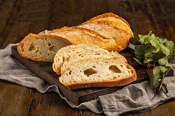 Tahtada okaliptüslü Rustik ekmek.