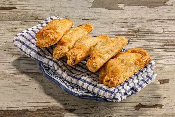 Köy tabaklarında ev yapımı börek börekleri.